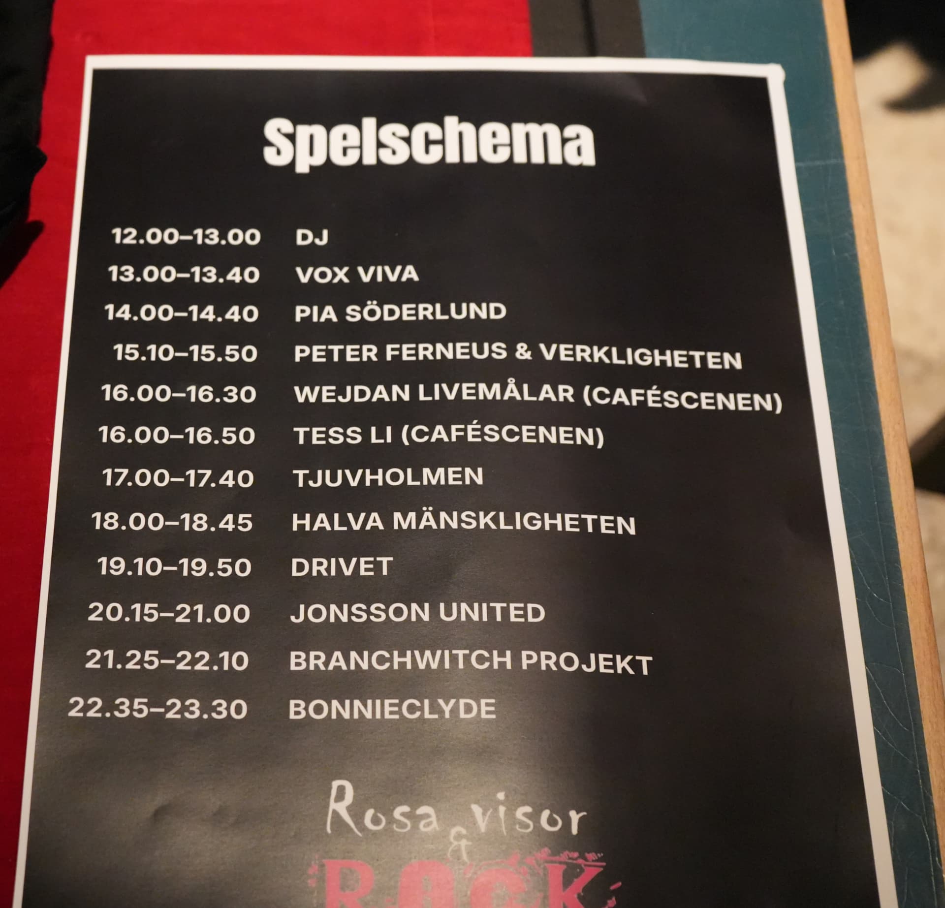 Utskrivet programblad med galans spelschema ligger på ett bord